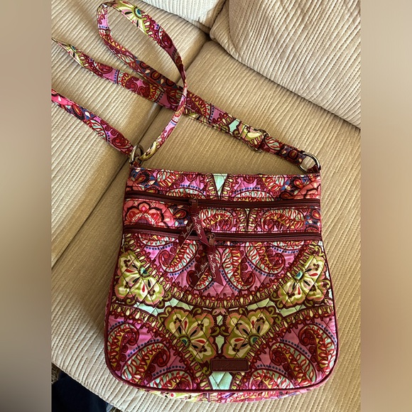 Vera Bradley Triple Zip Hipster resort Medallion - Picture 1 of 4